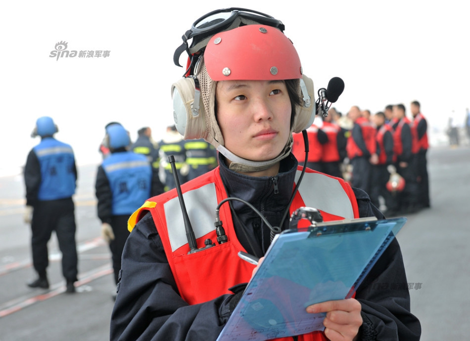 中国海军航母女兵集体亮相突破女性禁区