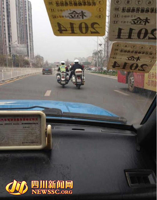四川资阳交警马路上耍“杂技”