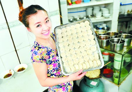 昨日,渝中区大坪,邓媛媛展示自己包的包子、饺子。