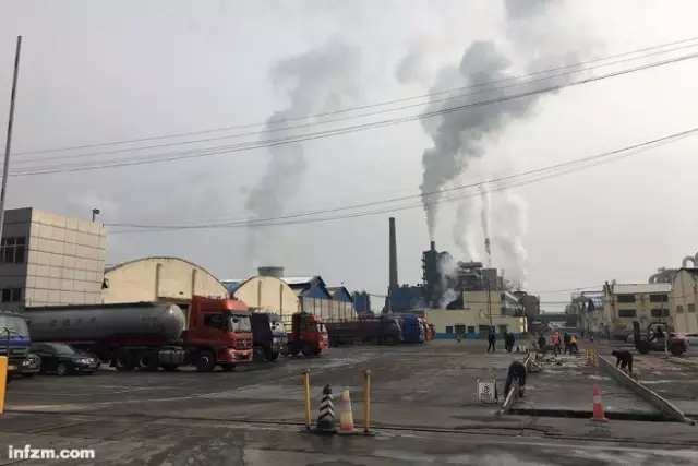 国维淀粉厂厂区内正在进行路面施工。户县环保局对其夜间偷排立案调查，但该厂生产没有受影响。（南方周末记者 谭畅/图）