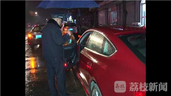 马虎大意也是到了新的境界，昨天晚上在南京市的栖霞区，一位女子为了赶场打麻将，竟然直接将车停在路边，4个小时都没有熄火，最终车油也被烧干。