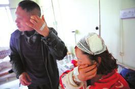夫妻装修超时被收钱辱骂保安 遭对方提榔头还击