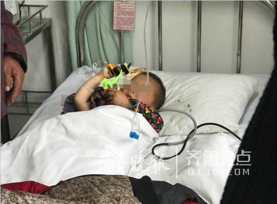 在医院,经过长时间的接触,浩浩已经和记者熟悉了,还拿着小玩具和记者逗笑,这时,浩浩的爸爸从走廊的另一侧走过来,他笑着对浩浩说:“你不是昨天还谁也不找吗?今天知道和阿姨玩啦?”浩浩在一旁一边把玩着小玩具,一边用水汪汪的大眼睛看着大家,虽然他的手上还扎着营养针,但可以看出,他的精神状态不错,还会不时发出咯咯的笑声。