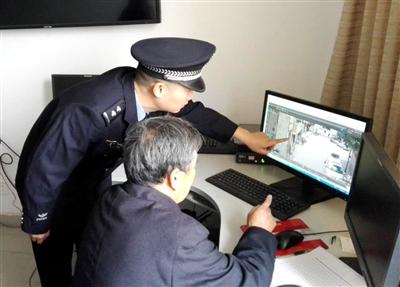 民警根据老人的回忆查找监控