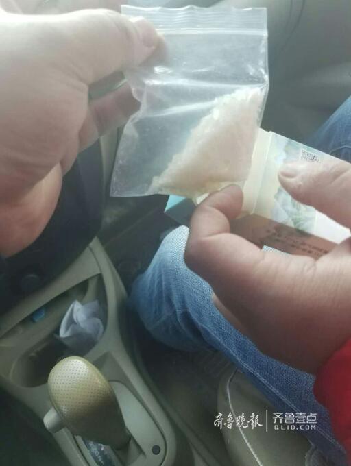 市中警方缴获冰毒。