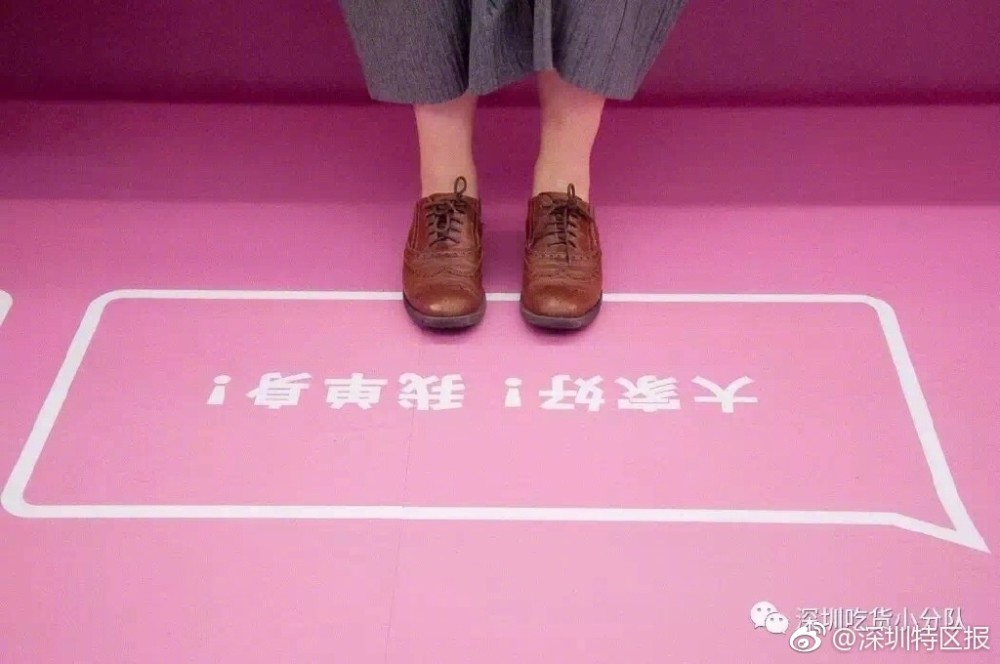 【深圳开表白地铁，还有单身专用车厢】“同学，有没有觉得对面那位很像你下任女朋友”，近日，深圳开了地铁表白专列，将在1号线运行1个月，5月8号发车，每天巡回行驶，内含单身专用车厢！上千条表白中有对喜欢的人的表白，有对父母的表白，对同学的表白。网友：身为单身狗，扎心了。