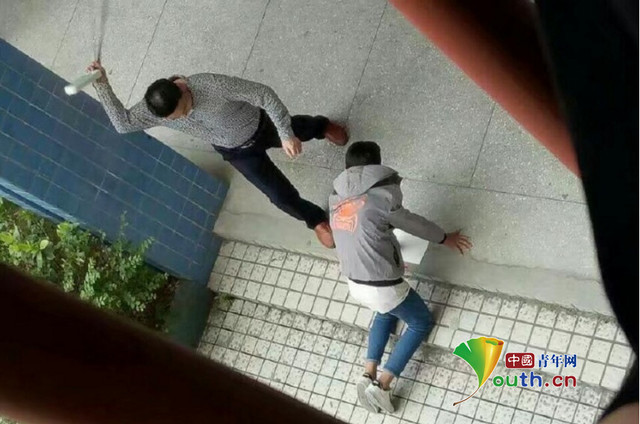 近日，有网友反映，四川省巴中市通江县第二中学一张姓老师当众让学生下跪，对其拳打脚踢扇耳光，并用电线殴打辱骂学生。5月9日下午，通江二中对此事回复称，打人老师已被停职反省。