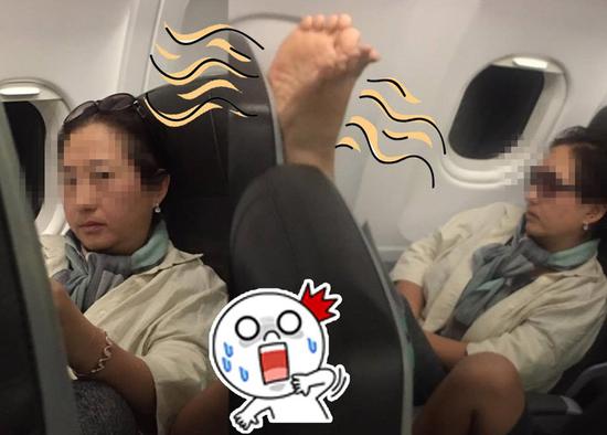 香港网民称，坐廉航时遇到韩国大妈“晾脚”