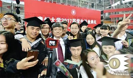 （郑强与同学们合影）