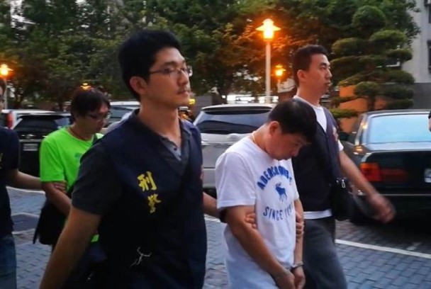  台湾警方逮捕其中一名涉案男子。（图源：头条日报）