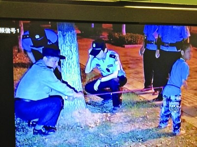 民警解开绳子救了男孩