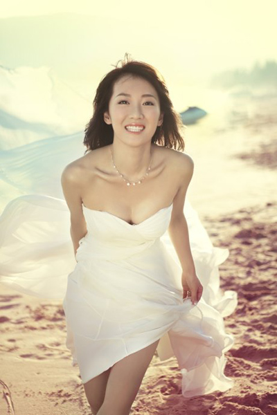  海藻李念结婚！性感婚纱造型惹人羡