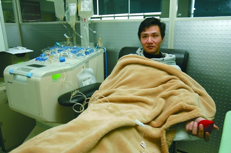昨日，市血液中心，80后小伙熊一在献血。记者 张永波 摄