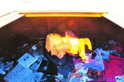 两位老人在“家”中喝酒 两位老人在“家”中喝酒