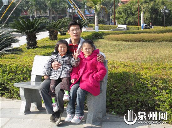 王启周、郑玉萍(右)和他们可爱的女儿 王启周、郑玉萍(右)和他们可爱的女儿