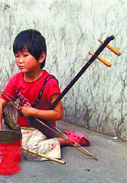露露在大人监控中被迫在太原乞讨 露露在大人监控中被迫在太原乞讨
