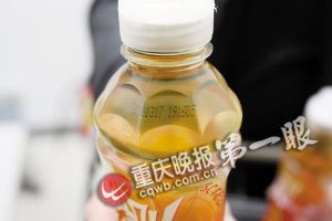有效期12个月的饮料,生产日期为2010年3月17日。重庆晚报记者 贺怀湘 摄 有效期12个月的饮料,生产日期为2010年3月17日。重庆晚报记者 贺怀湘 摄
