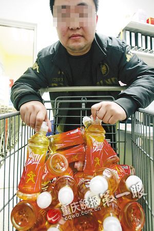 田先生将21瓶过期饮料全买下 田先生将21瓶过期饮料全买下