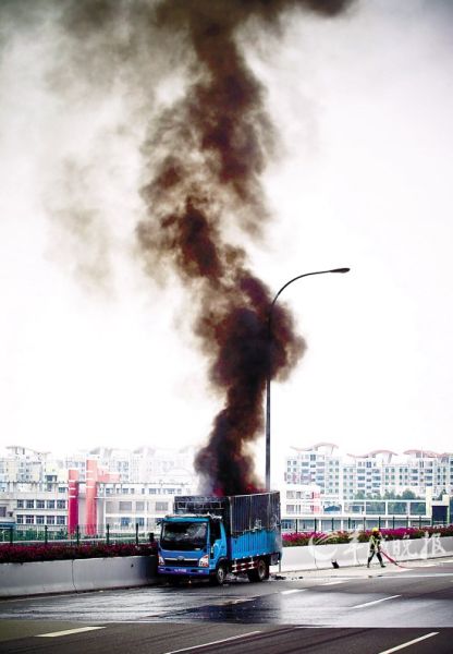 货车自燃,新光快速浓烟滚滚 羊城晚报记者 陈文笔 摄 货车自燃,新光快速浓烟滚滚 羊城晚报记者 陈文笔 摄