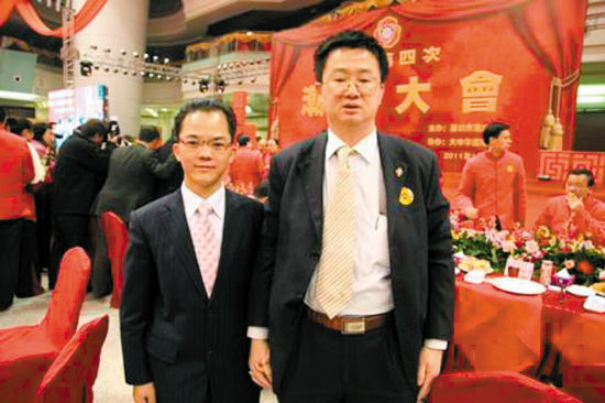 黄喜奎(左)在博客中自称“南方小神童” (图片来自黄喜奎博客) 黄喜奎(左)在博客中自称“南方小神童” (图片来自黄喜奎博客)
