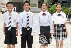 启正中学新校服——男夏装、男春秋装、女春秋装、女夏装 记者 韩丹 摄