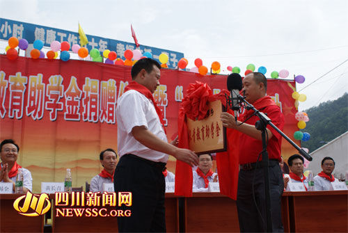 黄长青向当地党委政府捐赠10万现金用于助学。 黄长青向当地党委政府捐赠10万现金用于助学。