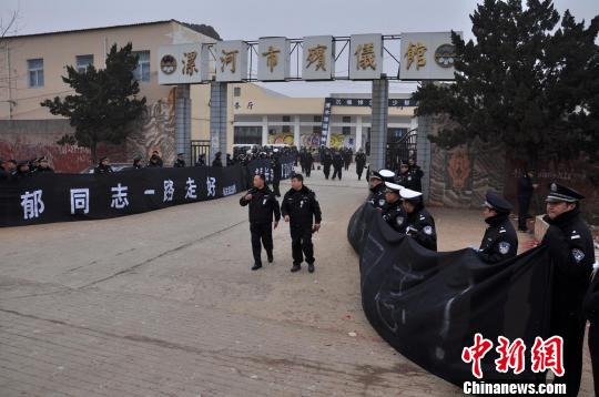 战友们为谢少郁送行 王登峰