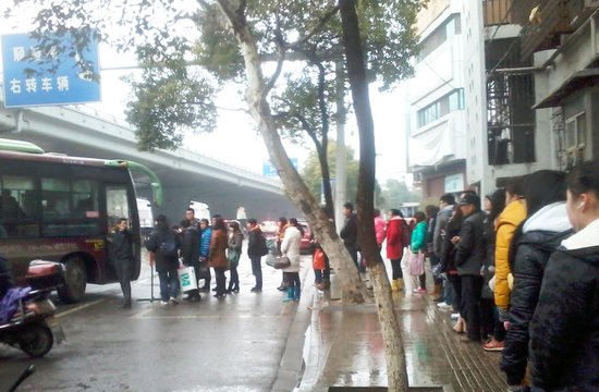 武汉公交史感人一幕:排队乘公交 网友大呼稀奇