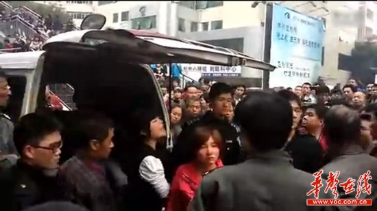 3月16日,厦门思明区民警、城管与小贩爆发冲突,引来众多市民围观。 视频截图