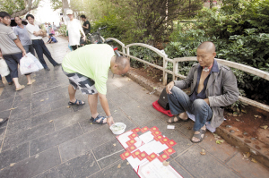 路人向董仲彬伸出援助之手 都市时报记者 杨海冬 摄