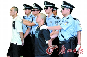 两被告人被法警押赴刑场。