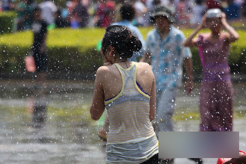 泼水游戏美女狂欢全身湿透性感火辣任你泼图