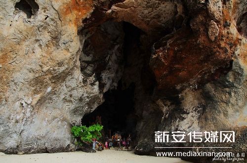 天然小岩洞