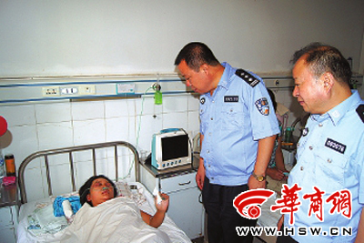 昨日,三原县公安局局长赫虎(中)探望受害“的姐”