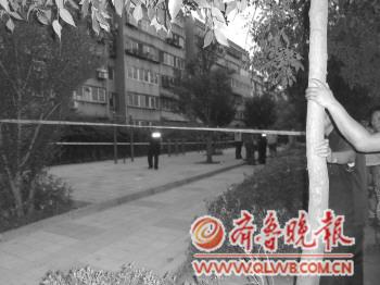 事发现场拉上了警戒线,几名警察正在取证。在医院,东东妈妈倒在东东爸爸身边痛哭不止。浑身沾满了孙子的血,东东爷爷坐在急诊室门口痛苦无语。本报见习记者张泰来摄 事发现场拉上了警戒线,几名警察正在取证。在医院,东东妈妈倒在东东爸爸身边痛哭不止。浑身沾满了孙子的血,东东爷爷坐在急诊室门口痛苦无语。本报见习记者张泰来摄