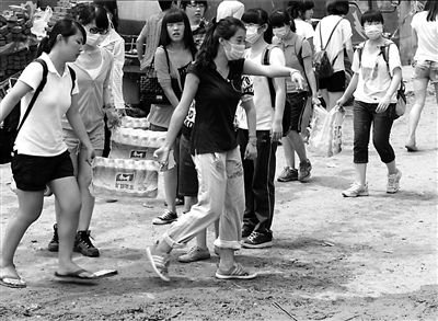 外地男子暴雨中救多人 因无北京户口不能领物资 外地男子暴雨中救多人 因无北京户口不能领物资