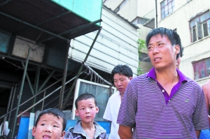 7月26日，泗东新村，彤彤母亲胡某的哥哥在接受记者采访时称不理解为何妹妹会对亲生女儿下狠手。早报见习记者 杨深来 图