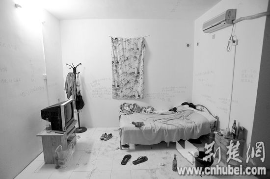 图为:观众对这件前卫作品颇有争议 (记者曹大鹏摄)