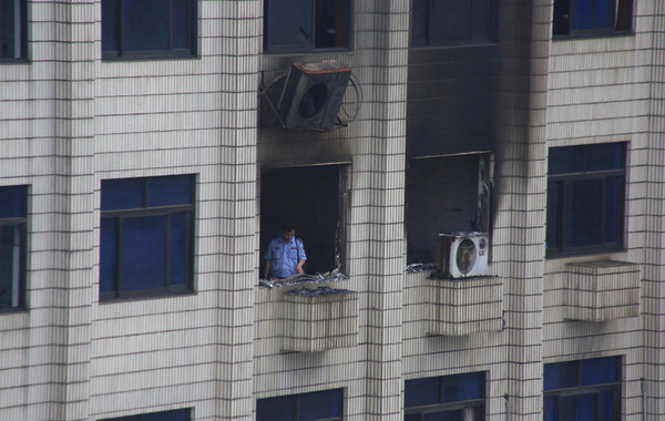 人民网长沙8月27日电(记者匡滢)记者从相关部门获悉,今天上午10时许,湖南省邵阳市自来水公司员工正在开会时,有员工携汽油瓶冲进会议室投掷,当场烧死3名管理人员,烧伤多人。记者从现场目…