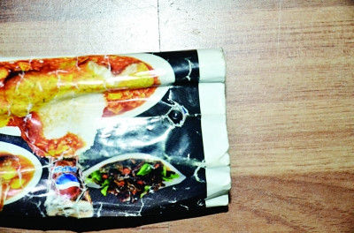 环保袋不起眼的地方露着摄像头。警方供图