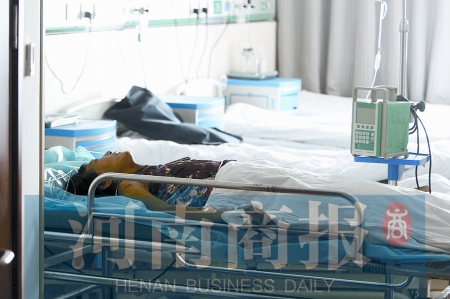 受伤的她躺在病床上，等待救治。河南商报记者 王春胜/摄