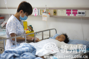 趁千千睡着,省儿保护士在小心地做检查。记者 陈荣辉 摄