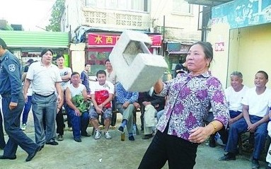 南京女大力士走红网络 一只手能举85斤石锁(图)