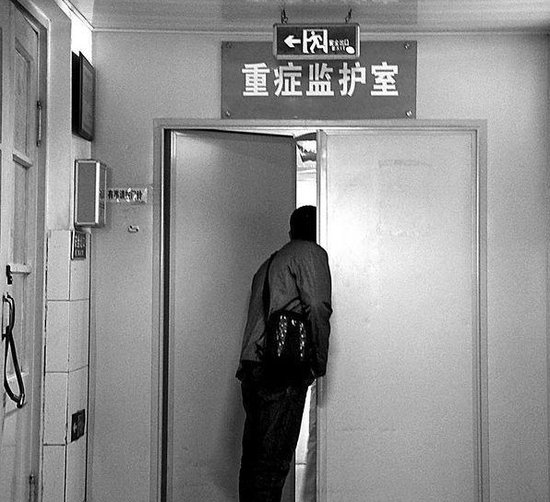 女子与同事发生口角 唤来丈夫将对方打成植物人
