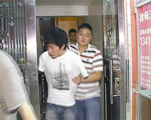 从7月份至8月份,犯罪团伙在盛平的西餐厅作案多宗后,意识到此地不宜久留,于是转移至坂田街道,合伙租来一个门店,装修成一个小型西餐厅,另起炉灶,继续作案。