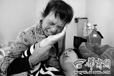 朱香给妈妈擦眼泪说:“别哭了,要坚强点,我会好起来的。” 本报记者李赢 摄