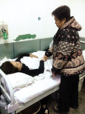 躺在病床上的公交司机王旭主任记者周松摄