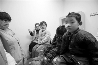 受伤儿童在医院接受治疗。本报记者徐晓帆摄