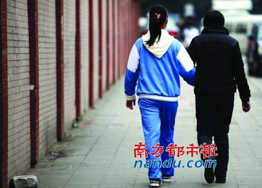 李静(化名)和妈妈一起去外面吃午餐。没有看好孩子,李静的妈妈很自责。 南都记者 陈坤荣 摄