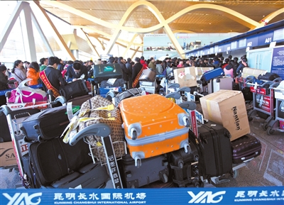 1月4日,乘客滞留的行李堆积一片。《都市时报》供图